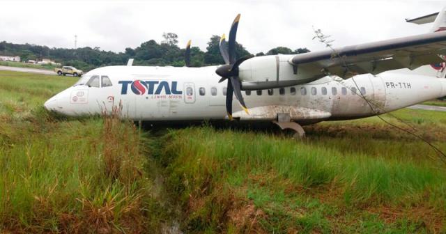 Sortie de piste au poser d'un avion de Total Linhas