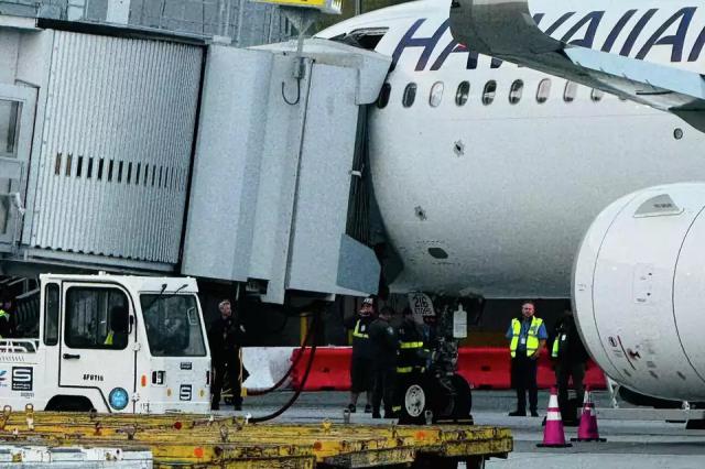 Une passerelle d'embarquement tombe sur un avion de Hawaiian