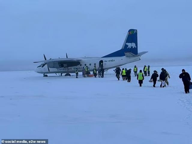 Un avion de Polar Airlines se pose sur une rivière gelée
