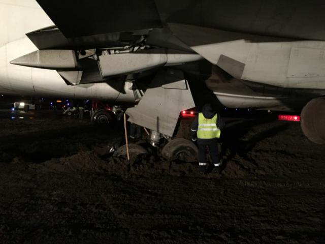 Sortie de piste au roulage d'un avion de Air Astana