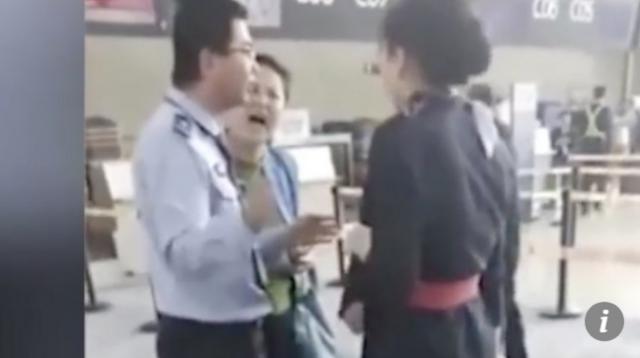 Une universitaire chinoise menace de frapper une hôtesse