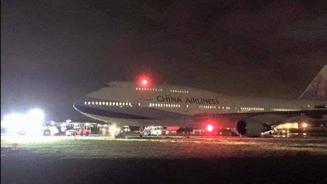 Sortie de piste au roulage d'un avion de China Airlines