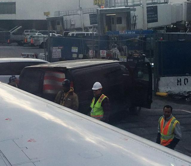 Un avion de Delta Airlines heurte un van au repoussage