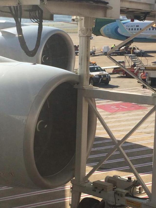 Un avion de Singapore Airlines heurte une passerelle mobile