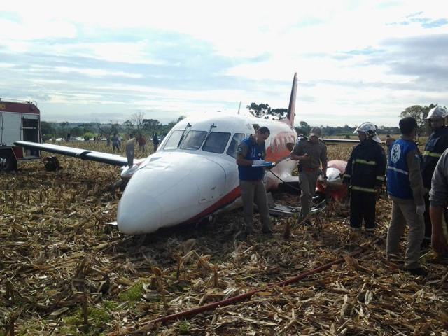 Atterrissage en campagne d'un avion de Táxi Aéreo Ribeiro