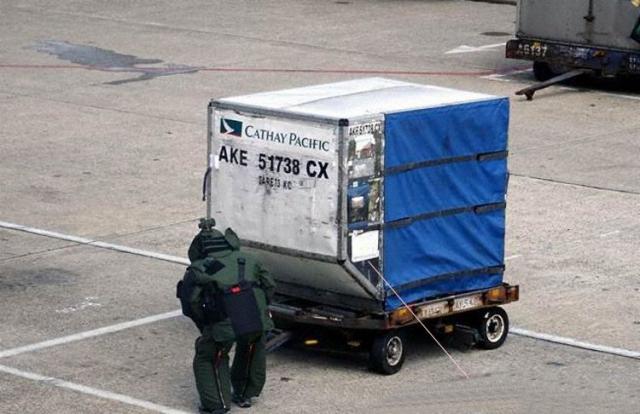 Un container marqué 'explosifs' dans un avion de Cathay