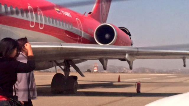 Éclatement de pneu au poser d'un avion de Aserca Airlines