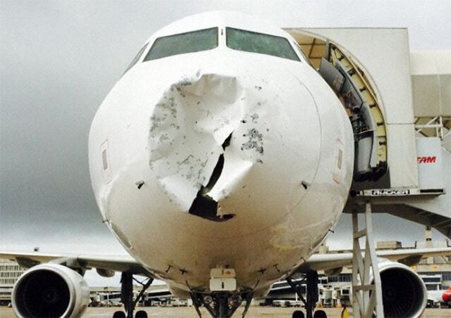 Retour cause grêle et importants dégâts d'un avion de TAM