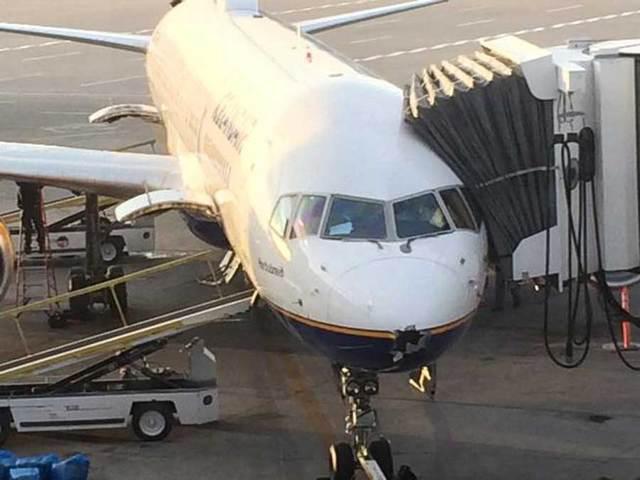 Un avion de Icelandair heurté par la foudre au décollage