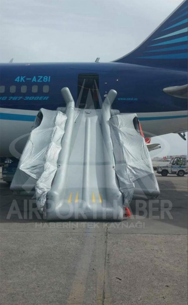 Un steward d'un avion de Azerbaijan Airlines percute un toboggan