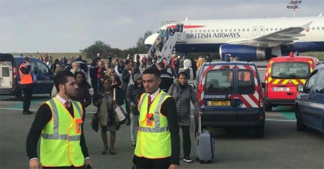 Alerte de sécurité et évacuation d'un avion de British