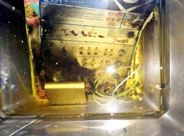 Retour cause feu de portable à bord d'un avion de V Air