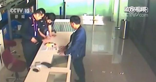Un chinois arrêté avec un gilet de sauvetage dans sa valise