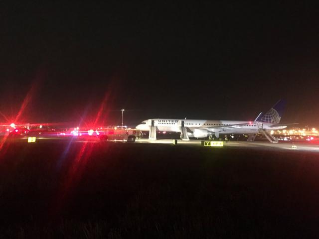 Évacuation au roulage d'un avion de United Airlines