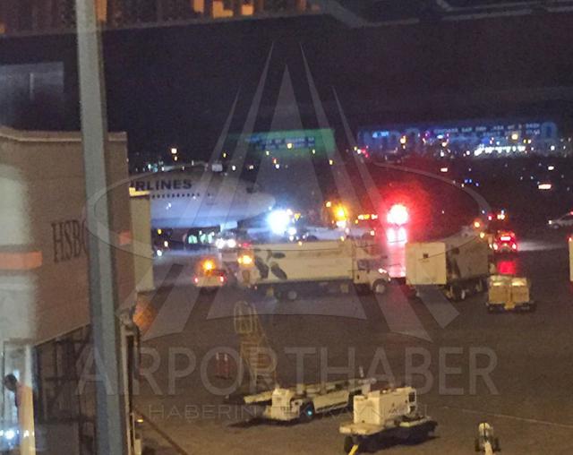 Un engin de repoussage prend feu devant un avion de Turkish