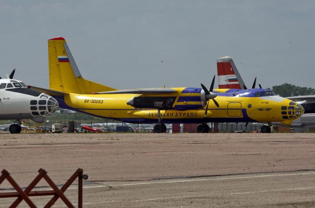 Train brisé et incendie d'un avion de Lukiaviatrans