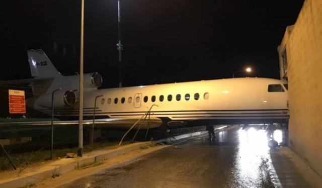 Soufflé par des vents violents, un Falcon 7X percute un mur