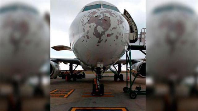 Un avion de LATAM Argentina traverse un orage de grêle