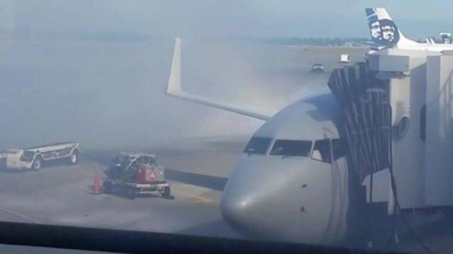 Incendie d'un groupe à air à coté d'un avion de American