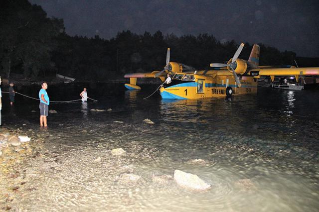 Amerrissage d'urgence d'un Canadair cause panne moteur