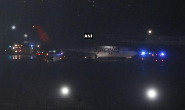 Sortie de piste au poser d'un avion de SpiceJet