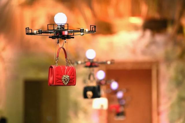 Dolce & Gabbana fait défiler des drones pour présenter des sacs