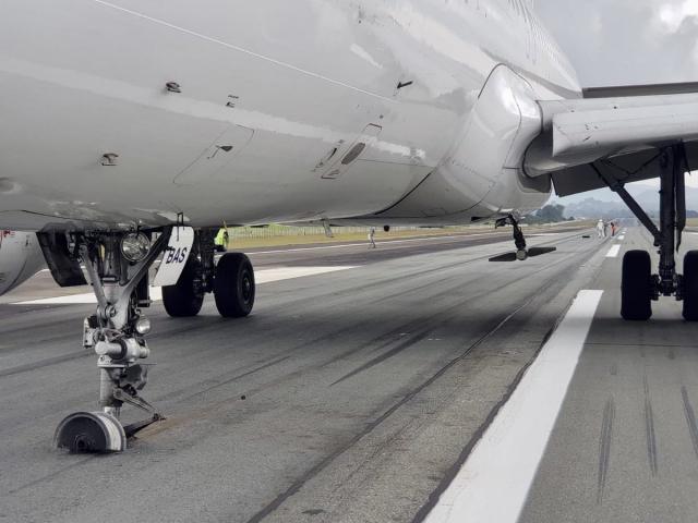 Atterrissage roue avant bloquée d'un avion de LATAM