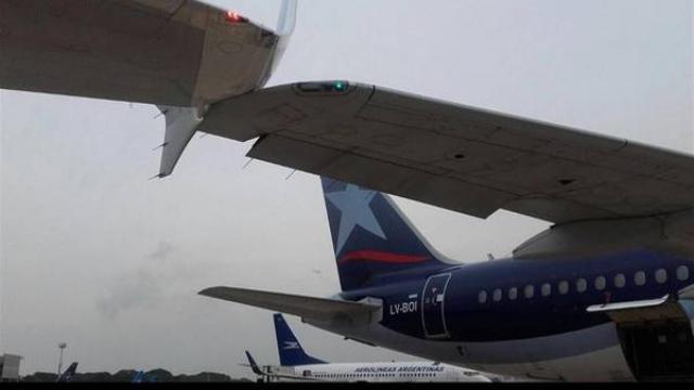 Deux avions de Aerolineas et LATAM se heurtent de l'aile
