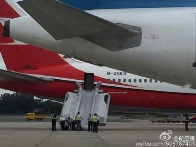Déploiement inopiné d'un toboggan d'un avion de Shanghai Air