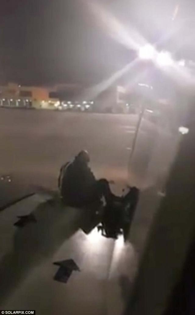 Un passager d'un avion de Ryanair sort sur l'aile de l'avion