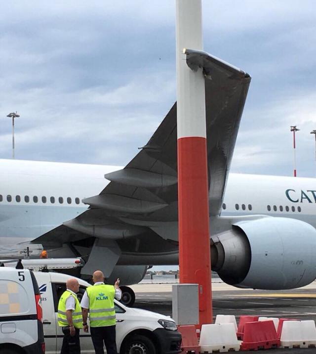 L'aile d'un avion de Cathay Pacific heurte un pylône au parking