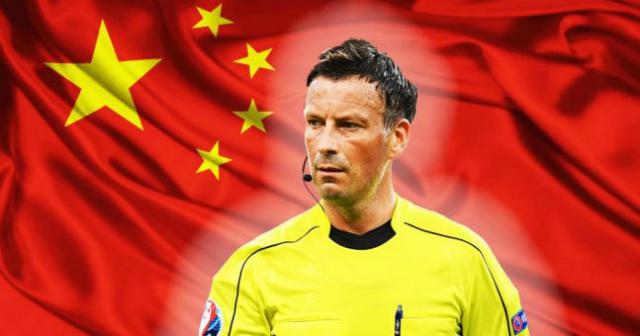 Pour ne pas rater son avion, l'arbitre interrompt le match