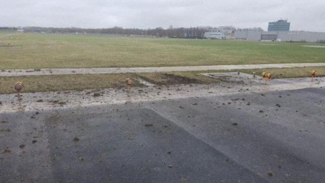 Un avion de Delta Airlines se pose avant la piste d'atterrissage