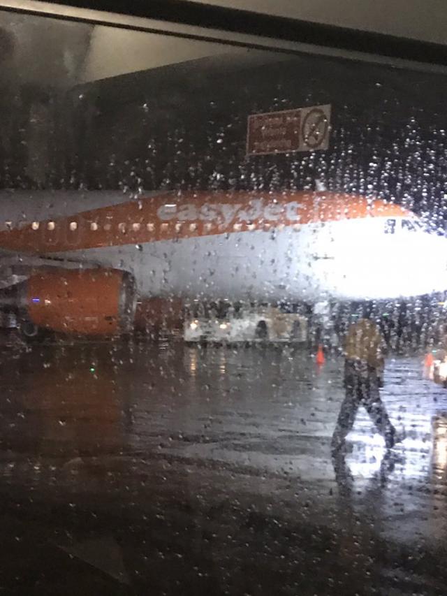 Un avion de EasyJet heurté par un tracteur de piste