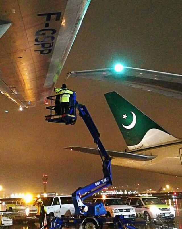 Avions Air France et Pakistan Airlines se heurtent de l'aile