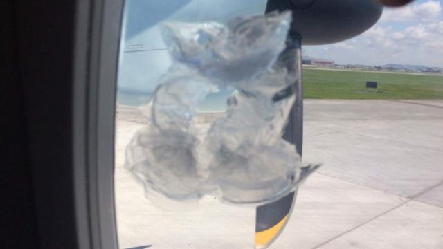 Trois objets heurtent le hublot d'un avion de Air Canada