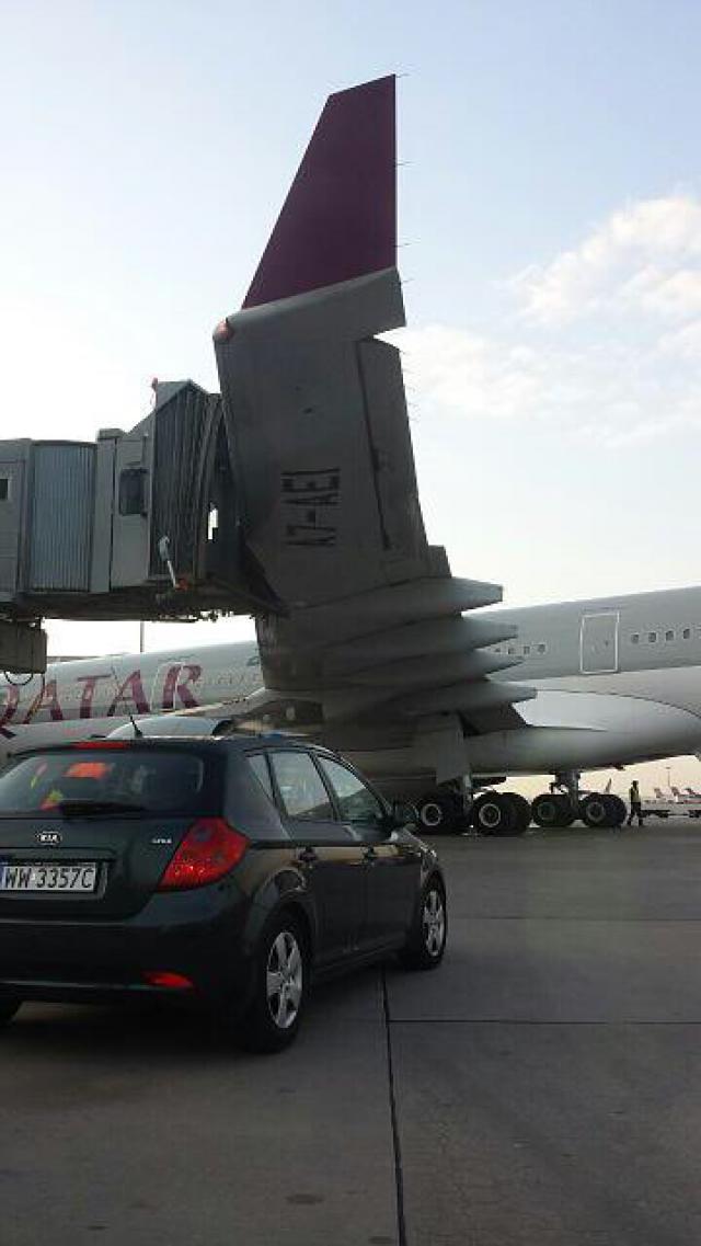 Un avion de Qatar Airways heurte une passerelle au roulage