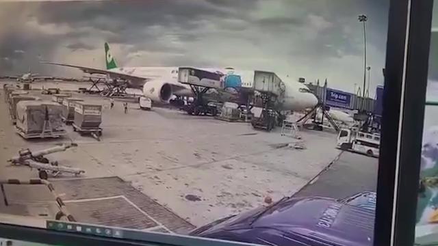 Un avion de EVA Air abîmé par deux containers à bagages