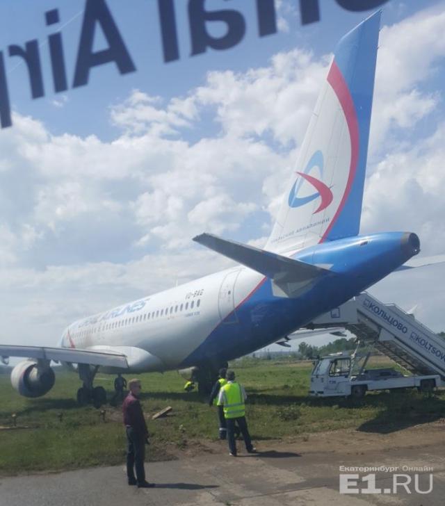 Sortie de piste au poser d'un avion de Ural Airlines