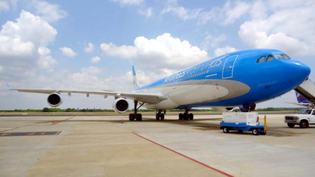 Retour cause problème de train d'un avion de Aerolíneas