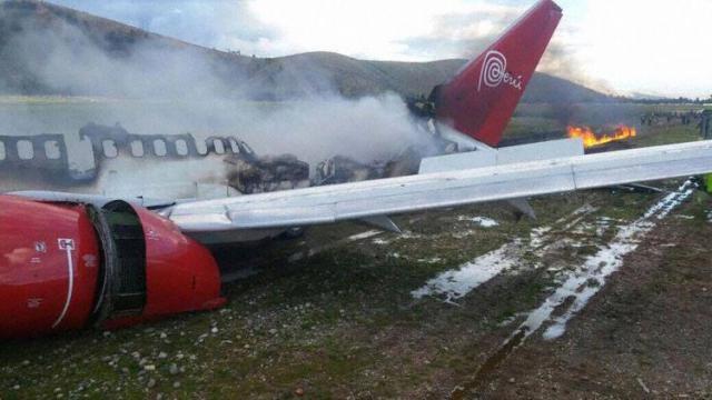 Un avion de Peruvian Airlines rate son poser et prend feu