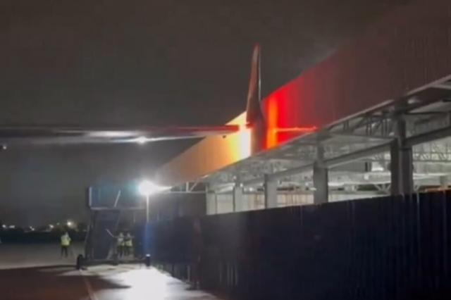 L'aile d'un avion de GOL accroche le toit d'une structure au sol