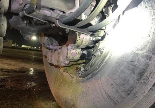 La roue d'un avion de Saudi Arabian prend feu aux parkings