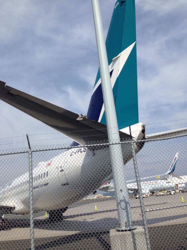 Un avion de WestJet Airlines repoussé dans un pylône