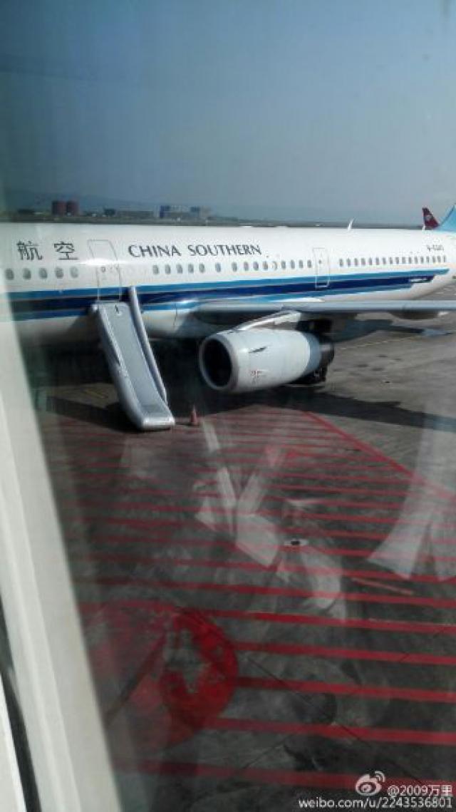 Ouverture d'un toboggan au sol d'un avion de China Southern