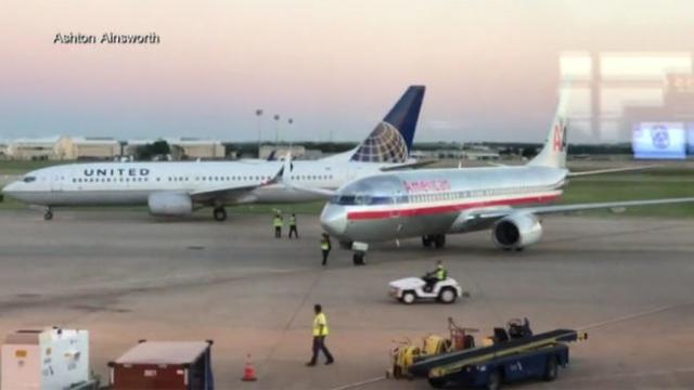 Deux avions se heurtent de l'aile sur l'aéroport d'Austin