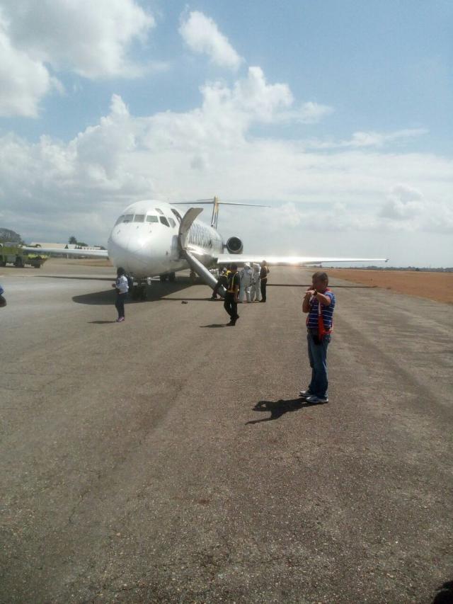 Urgence et évacuation cause moteur d'un avion de Aeropostal