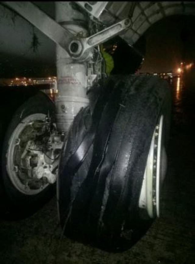 Éclatement de pneu au poser d'un avion de Malaysia Airlines