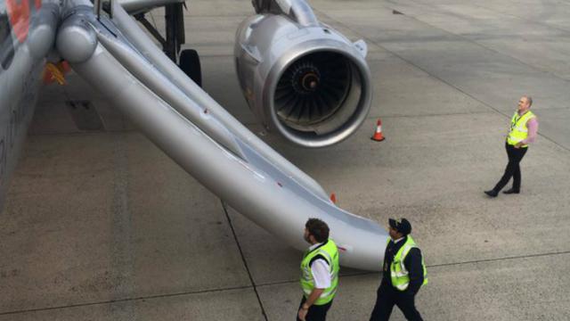 Déploiement accidentel d'un toboggan d'un avion de JetStar