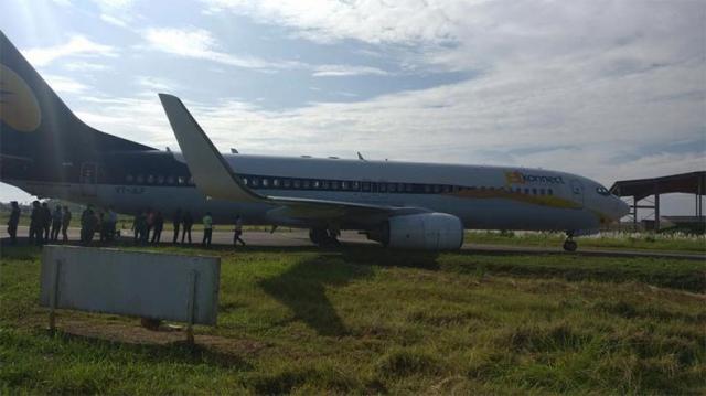 Un avion de JetKonnect sort du taxiway au roulage